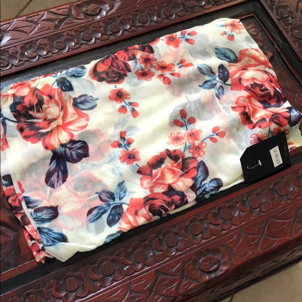 IVORY FLORAL INFINITY SCARF - Picture 3 of 6